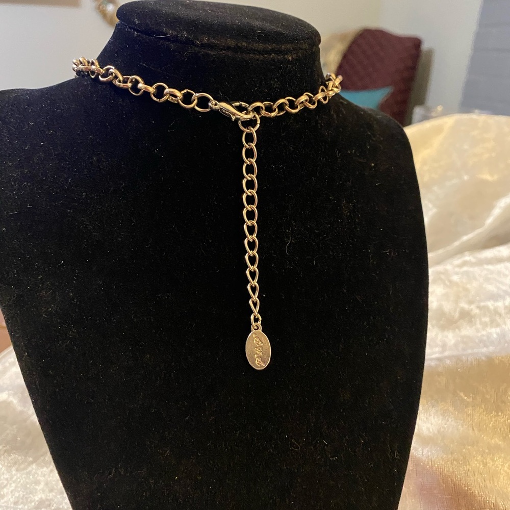 Chic Silver Fleur-de-Lis Necklace and Earring Set - Picture 6 of 11